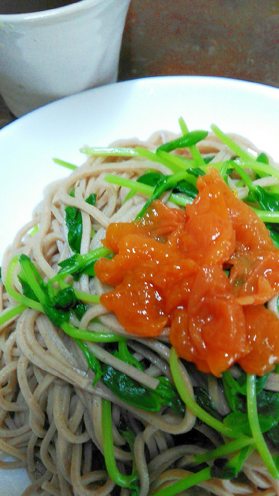 食欲そそる☆梅豆苗の冷たいお蕎麦