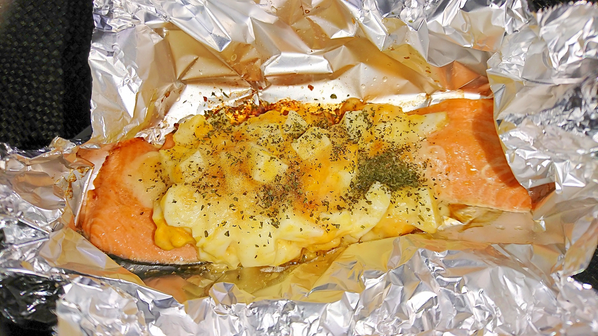 絶品☆簡単☆鮭のホイル焼き  マヨタマチーズ