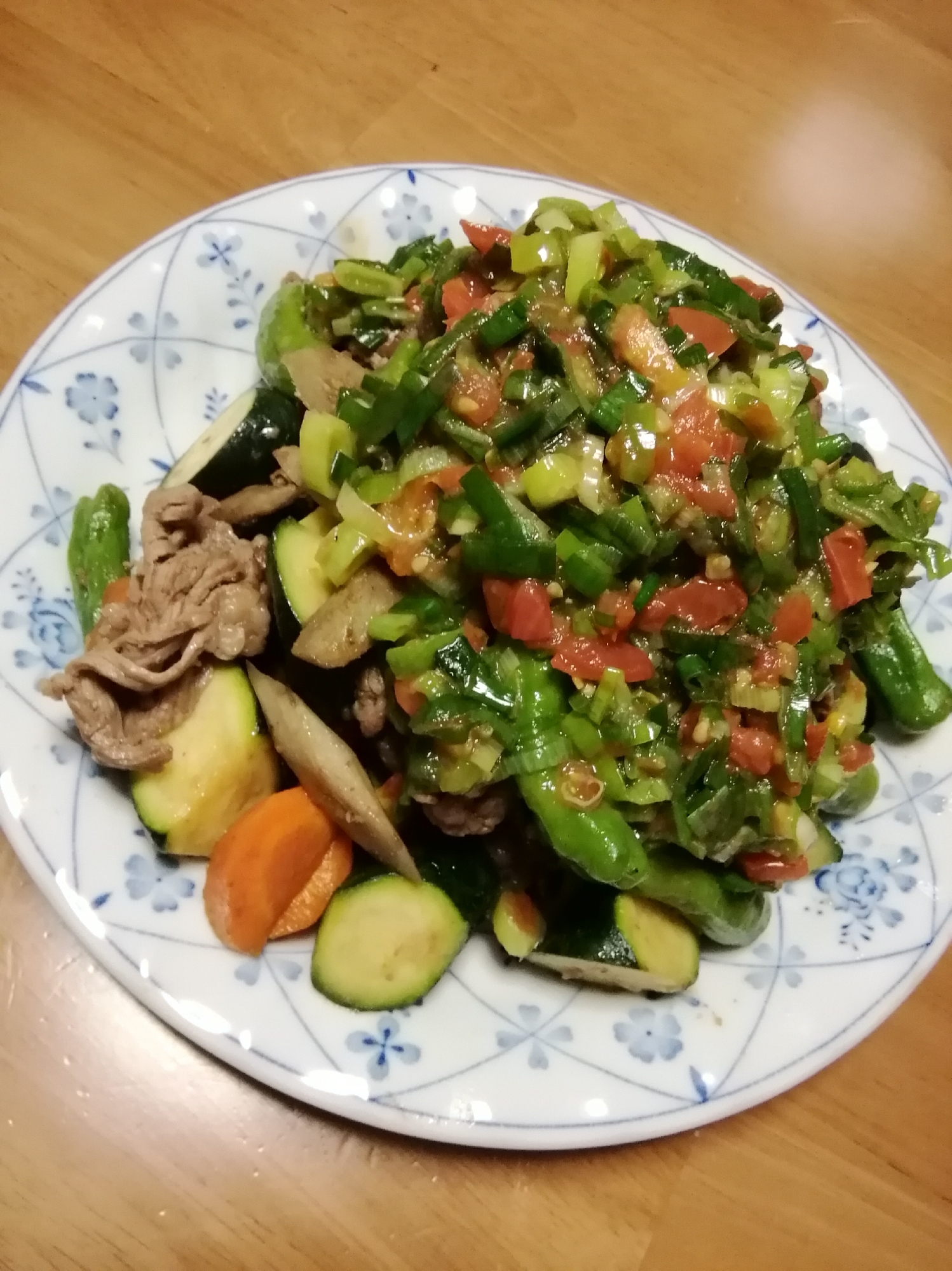 たっぷり野菜と牛肉炒め～ネギ塩トマトだれがけ～