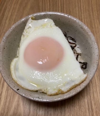 塩昆布目玉焼き丼