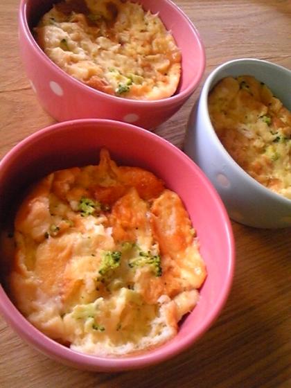 ブロッコリーのみじん切りを入れました。
レンジ６００ｗで６分、しっとりおいしくできました。
甘いスナックパンもこうして食べれば朝食にぴったりですね♪