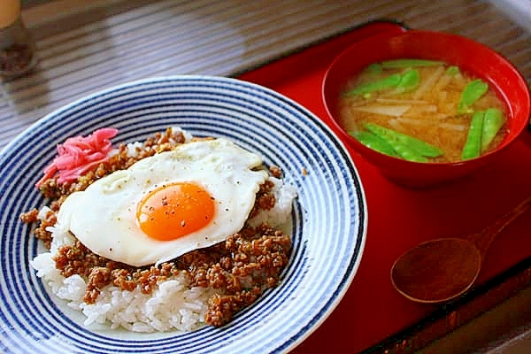 そぼろ丼の目玉のっけ