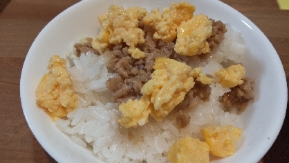 二色丼　鶏そぼろ　いりたまご