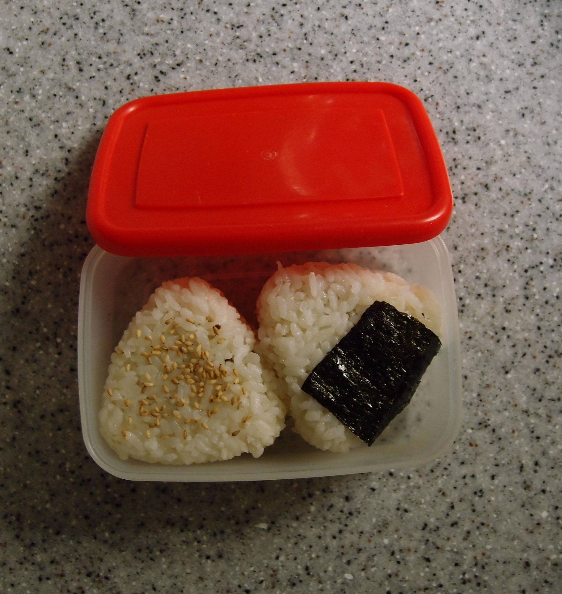 ピーマンの甜麺醤炒めのおにぎり弁当