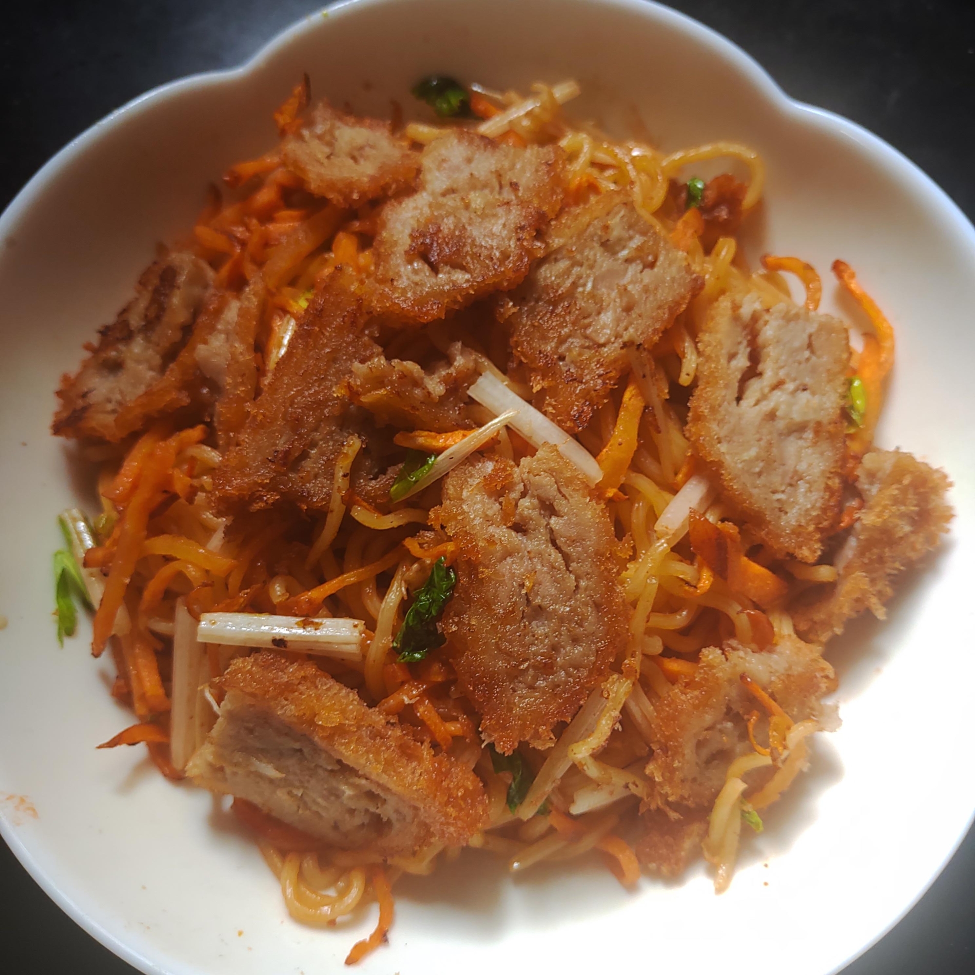 にんじん、ホワイトセロリ、メンチカツ焼きそば