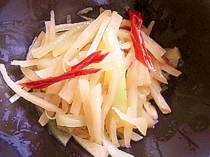 じゃがいもと茎レタスのコンソメいため