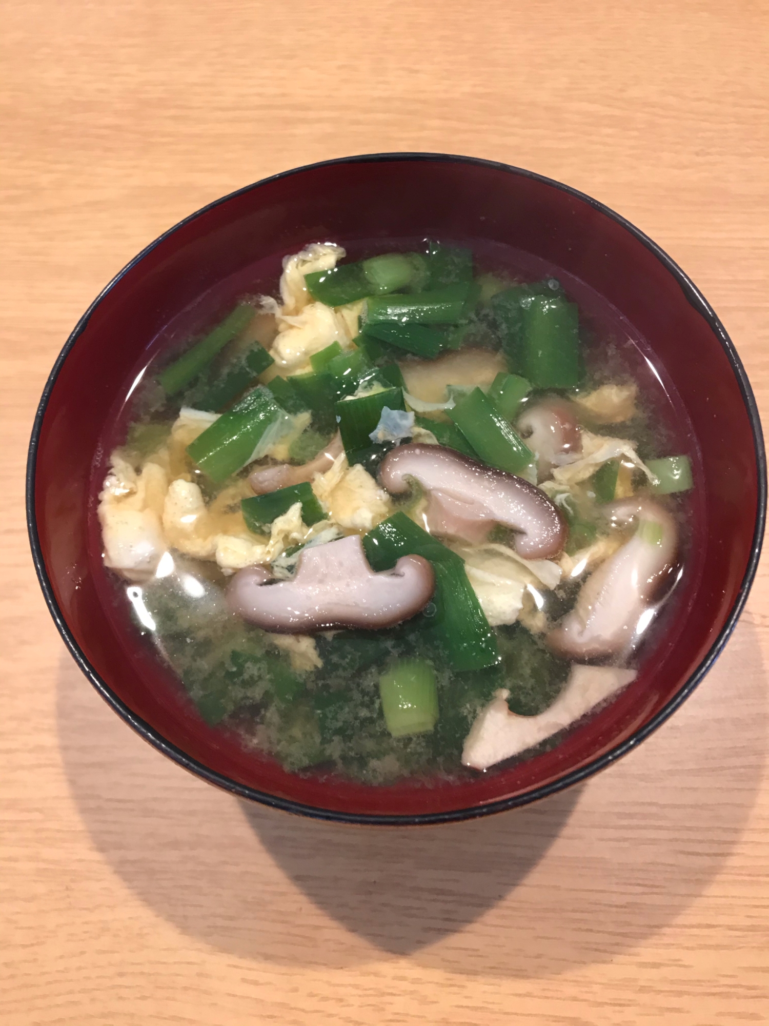 溶き卵入りニラと椎茸の味噌汁
