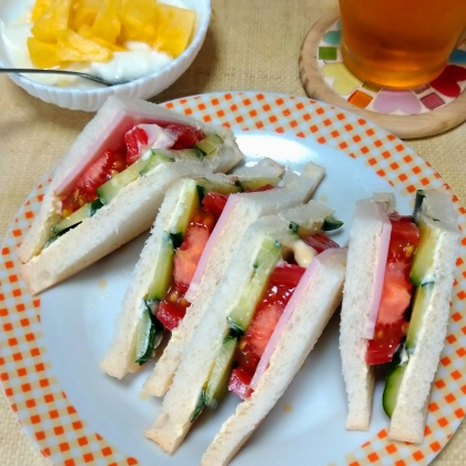 ハムとトマトときゅうりのサンドイッチ