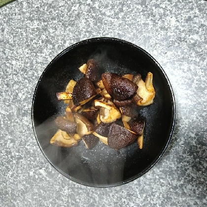 お皿が黒いので椎茸が目立たないですけが、簡単に作れて美味しくいただきました(•‿•)