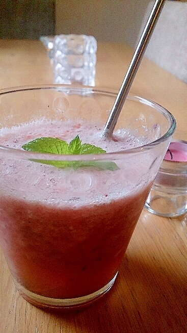 キウイとストロベリーのビタミン爆弾 ミントソーダ レシピ 作り方 By モモグラモ 楽天レシピ キウイとストロベリーのビタミン爆弾 ミントソーダ レシピ 作り方 By モモグラモ 楽天レシピ