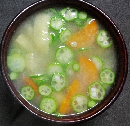 玉ねぎと人参とオクラの味噌汁