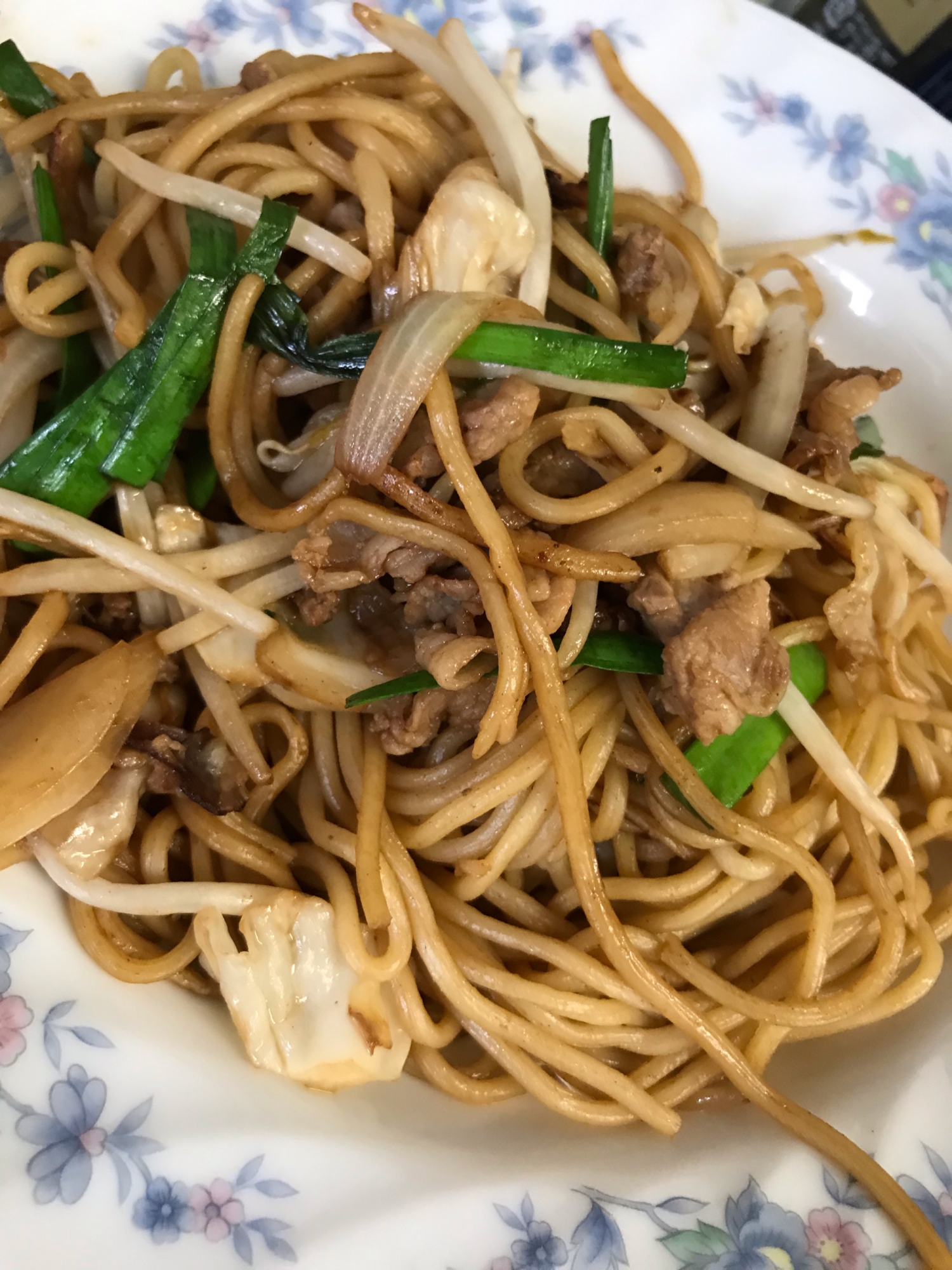 豚肉ともやしとニラとキャベツの焼きそば