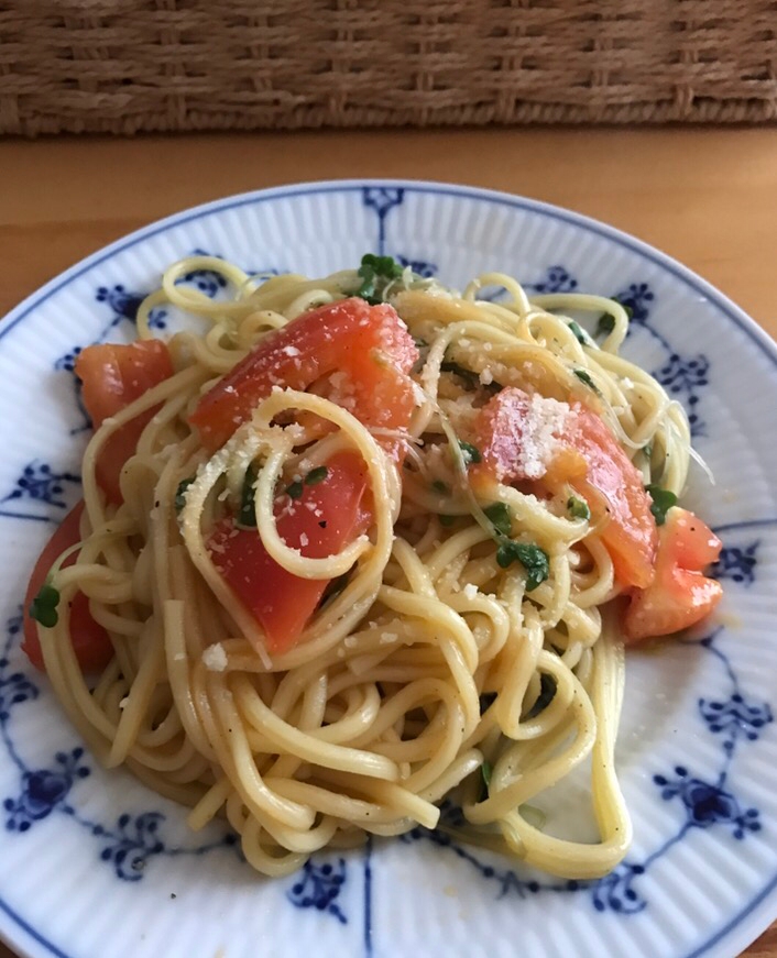 トマトとスプラウトの焼きそば