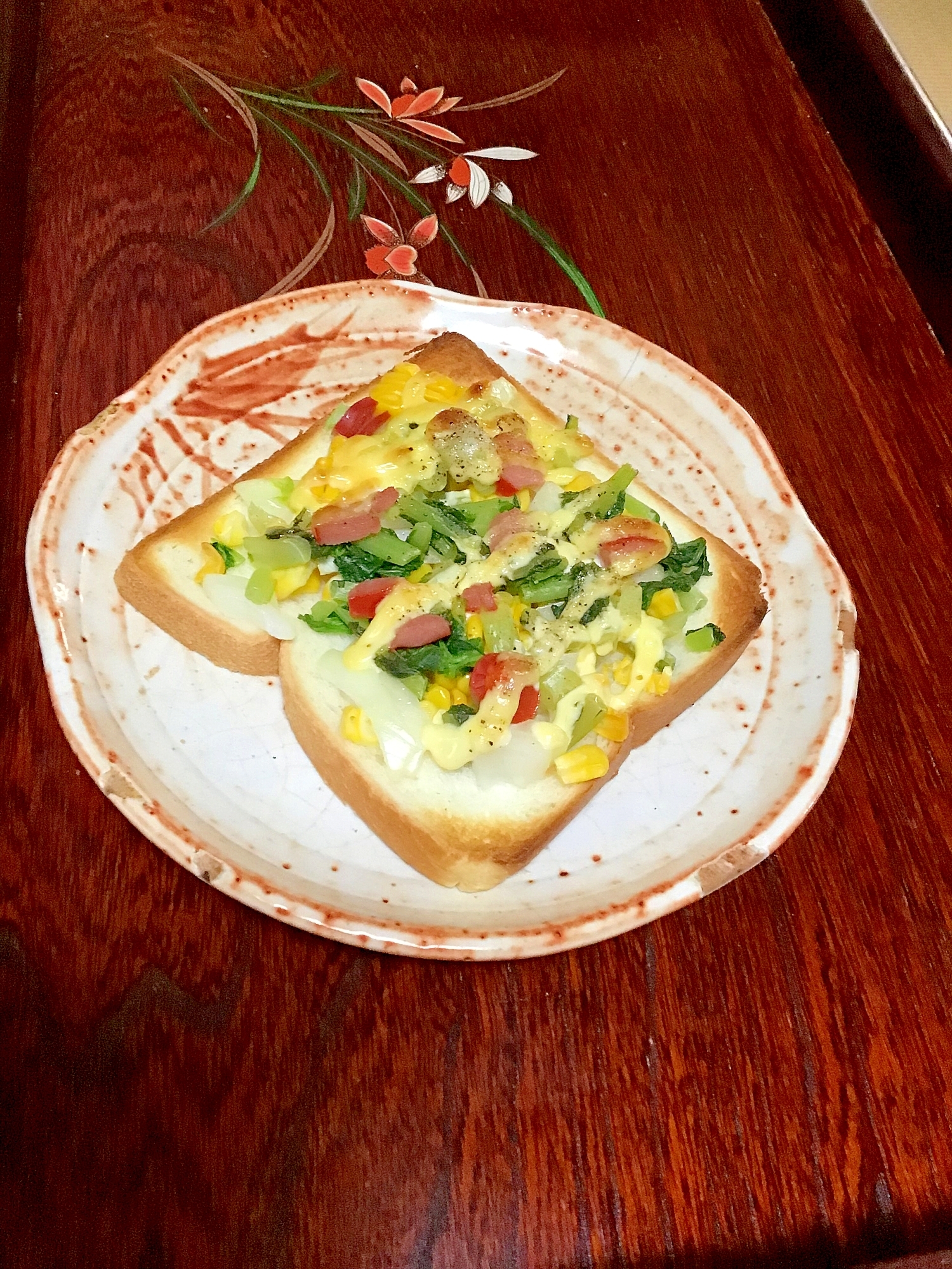 大根菜と赤ウインナーと玉ねぎのマヨコーンパン。