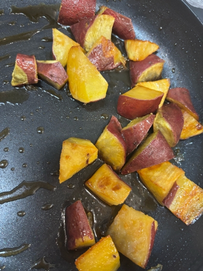 美味しくて子どもからすぐにリクエストが来ました！子どもの希望で皮はむいてまた作りました^_^砂糖→はちみつにしても美味しかったです♡