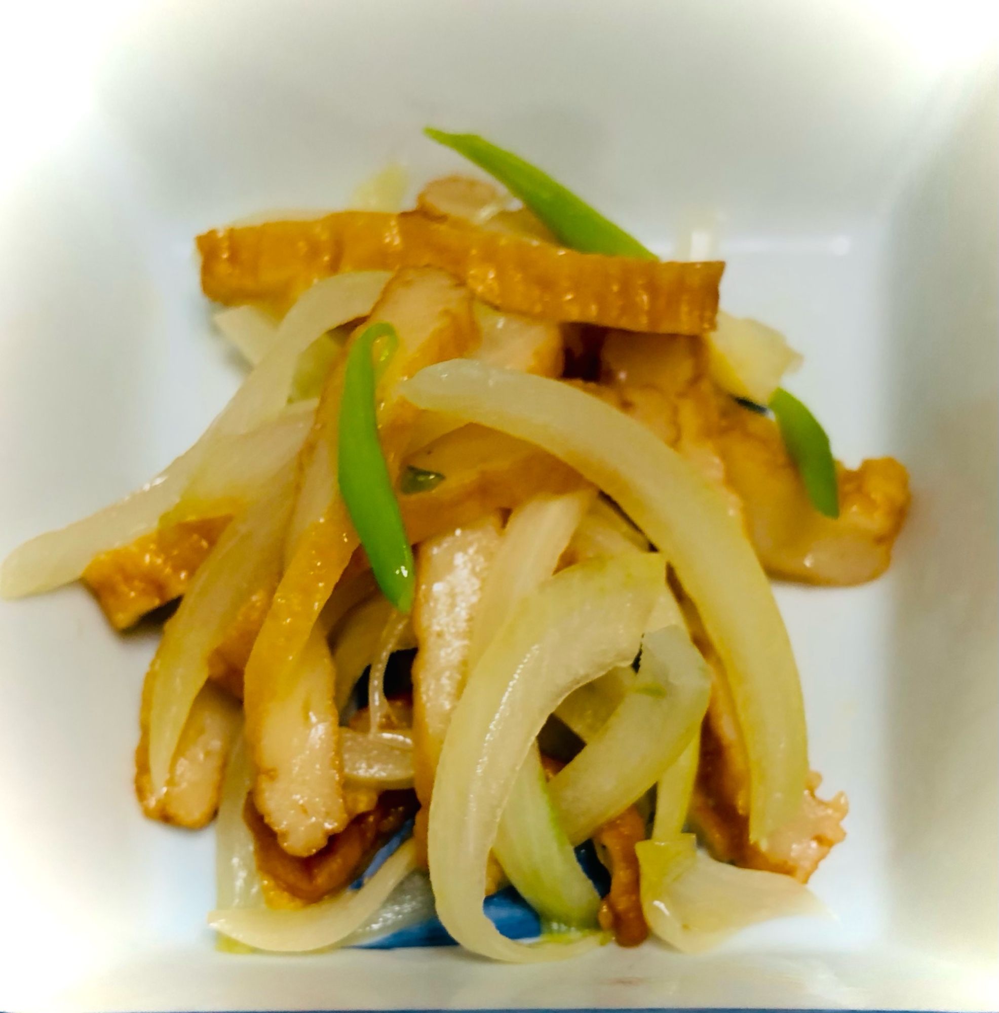 揚げ半と玉ねぎのごま油炒め