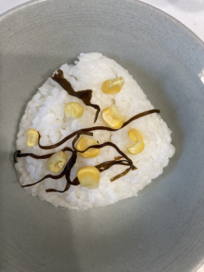 コーン塩昆布のおにぎり