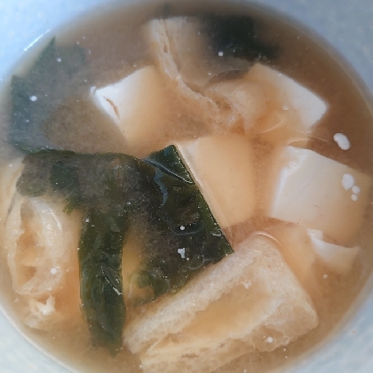 わかめ・木綿豆腐・油揚げの味噌汁（昆布だし）