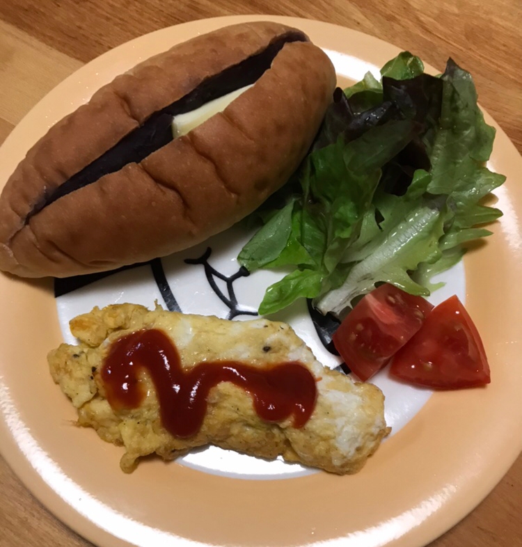 あんバターサンドとキヌアオムレツの朝ごはん