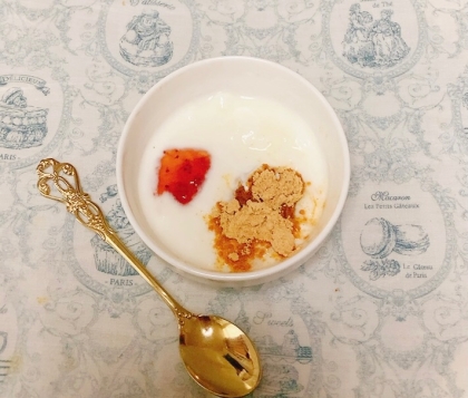 おやつに簡単にできてとっても美味しいですෆ˚*いちごジャムとヨーグルトの組み合わせ大好きですৎ•ु·̫•ूॽ♡