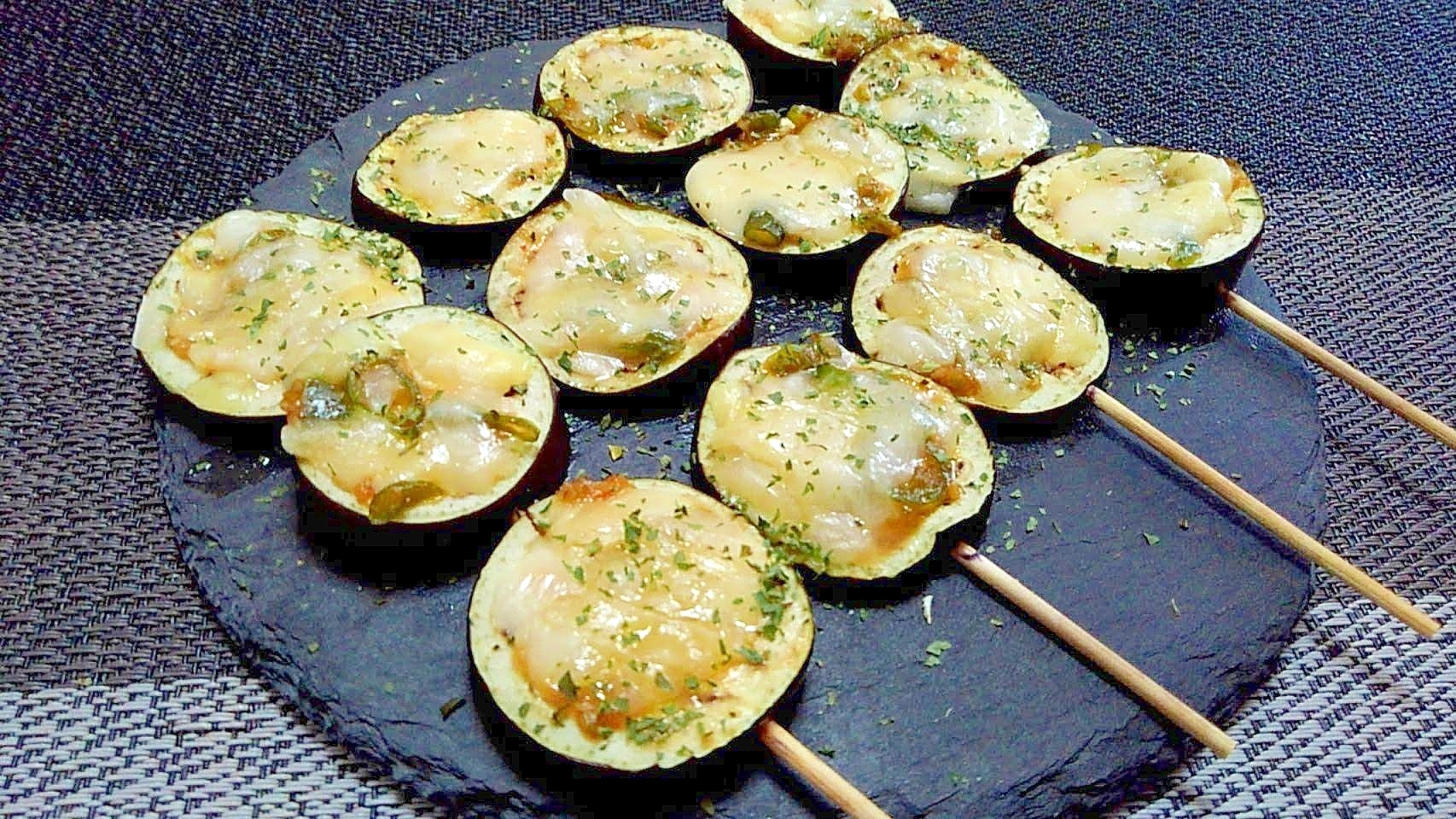 ストーンプレートにのせたなすの青唐辛子味噌チーズのせ