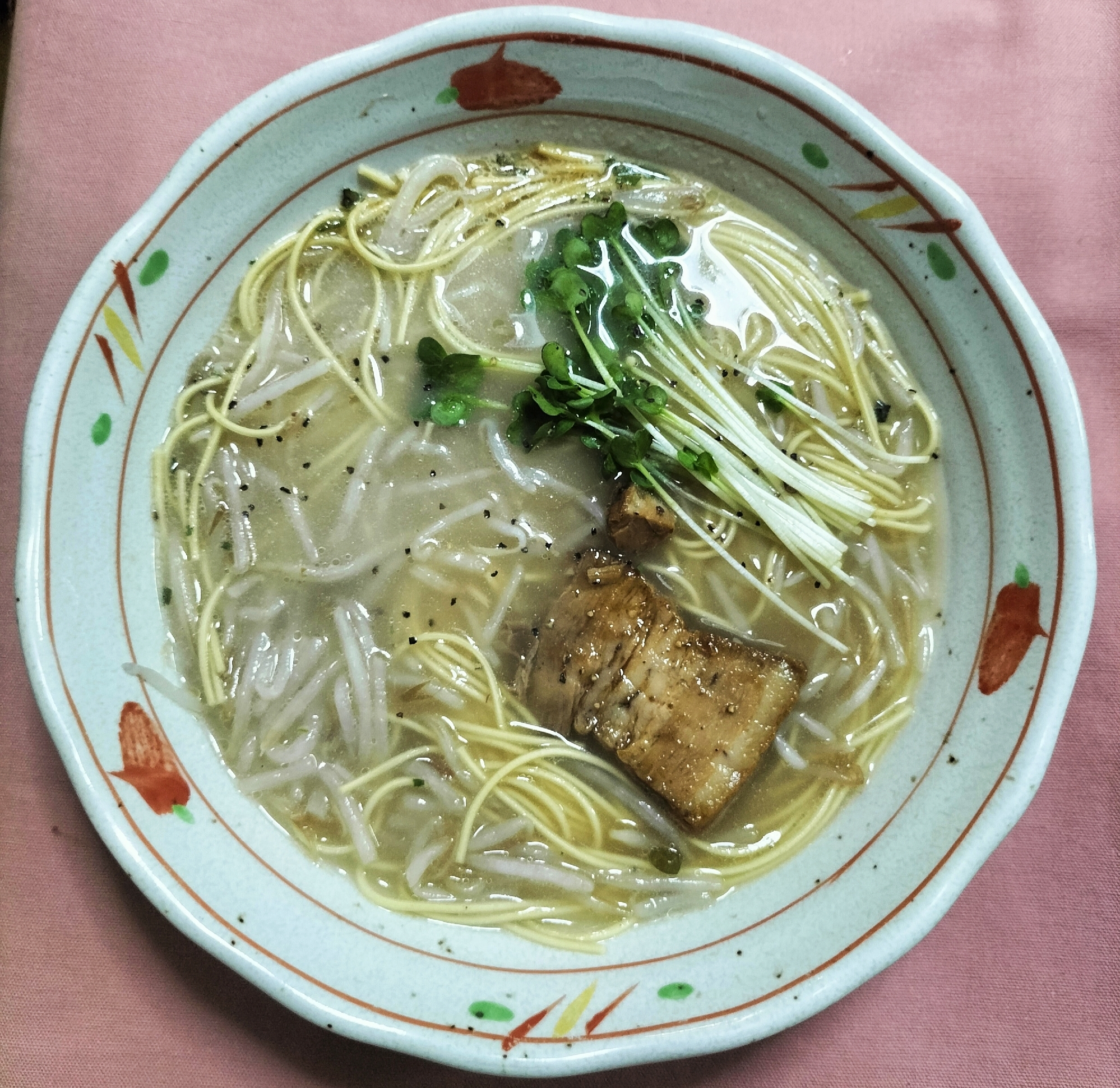 貝割れもやしの豚骨ラーメン