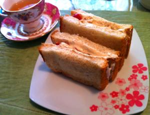 苺とほうじ茶クリームのフルーツサンド