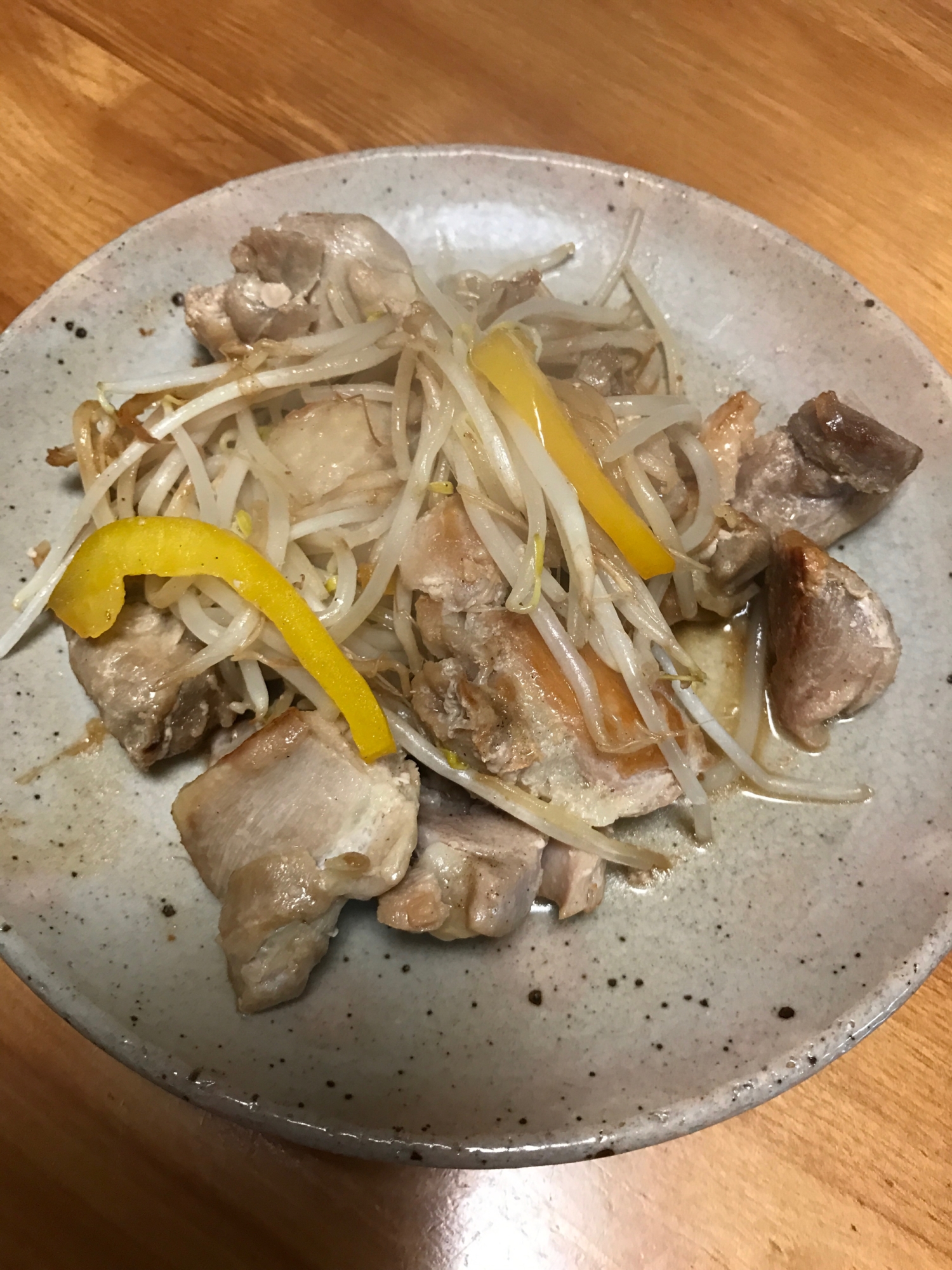 鶏もも肉ともやし、パプリカの簡単炒め