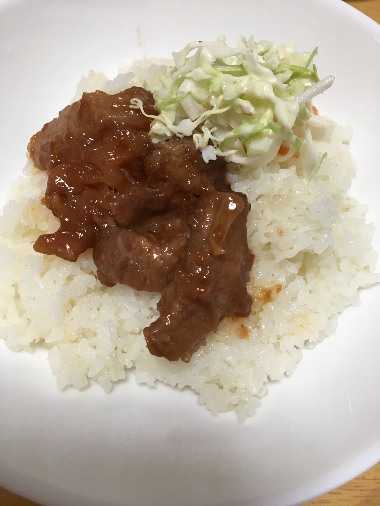 サラダ添え☆味付け牛バラ丼(*^^*)