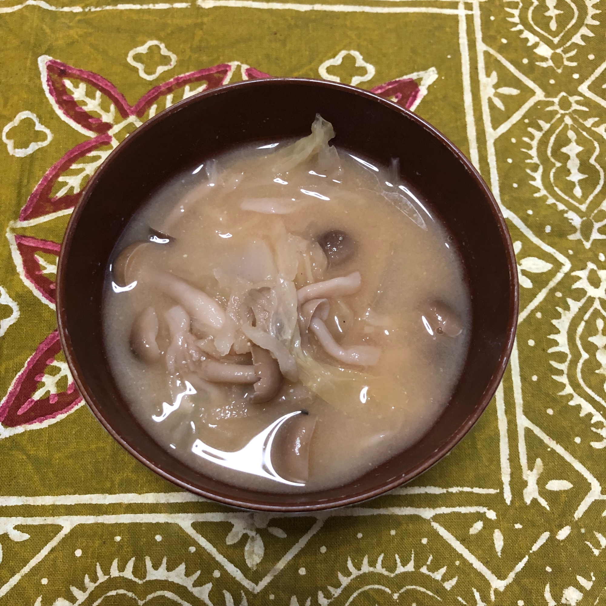 白菜としめじと切り干し大根のお味噌汁♪