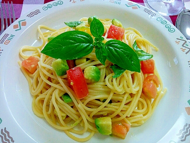 冷製パスタ⭐トマト・アボカド・バジルのスパゲッティ