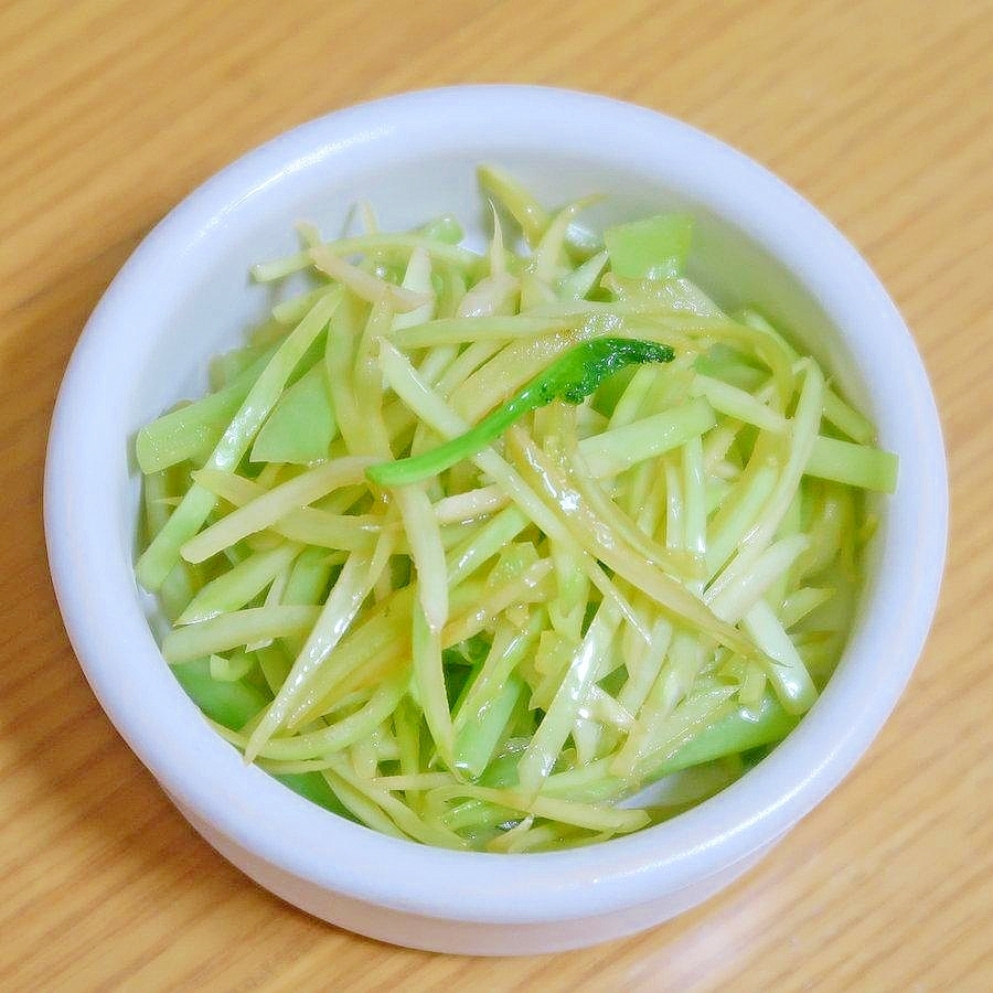 白い器に盛り付けたコールラビの皮炒め