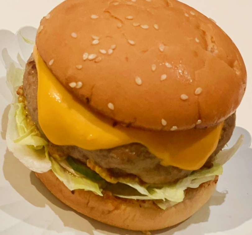 肉汁ジューシーパテのチーズバーガー