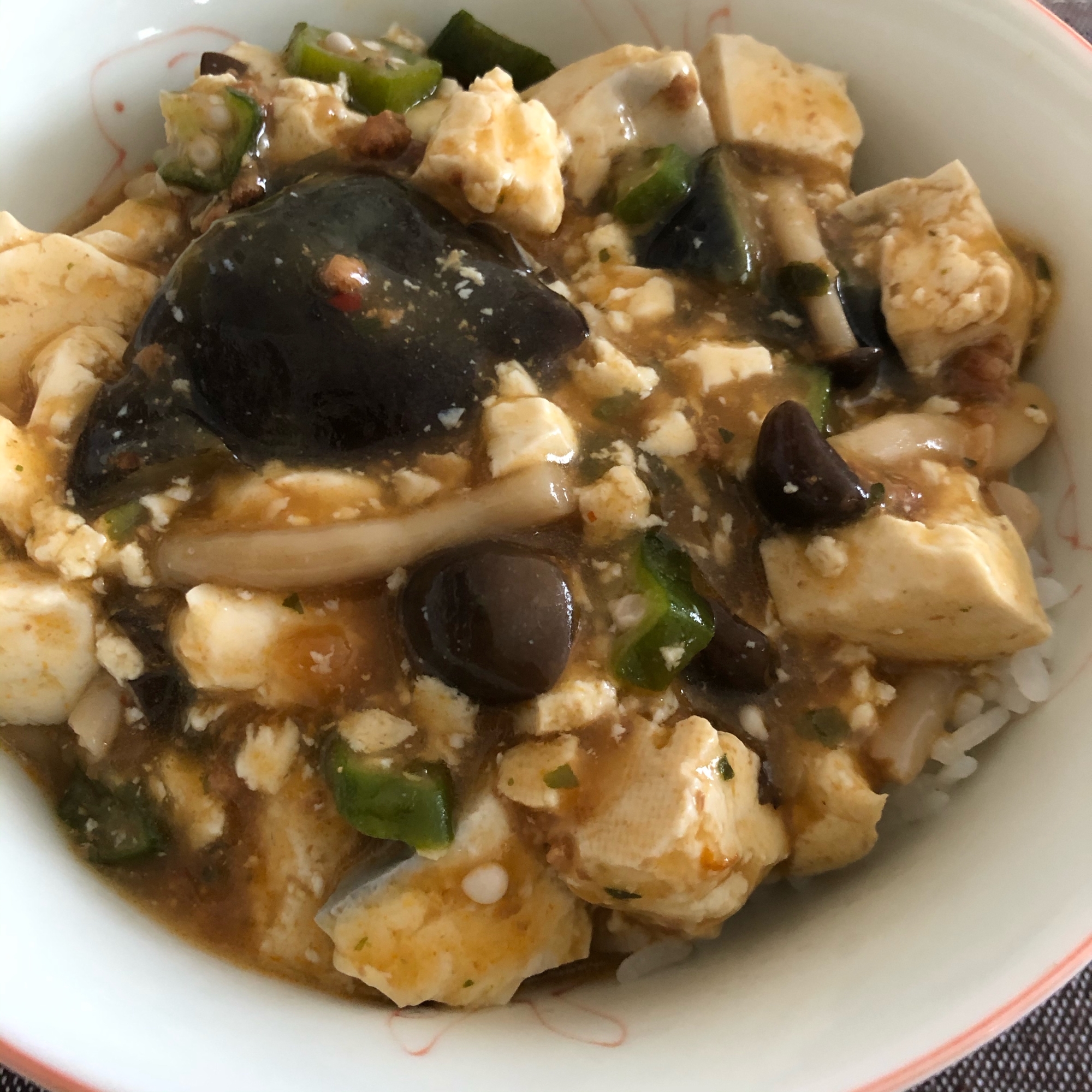 麻婆豆腐の素と冷凍野菜で。具沢山麻婆丼♪