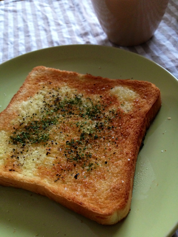 食パンでガーリックトースト