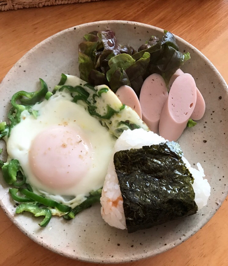 梅おむすびと巣篭もり目玉焼きの朝ごはん