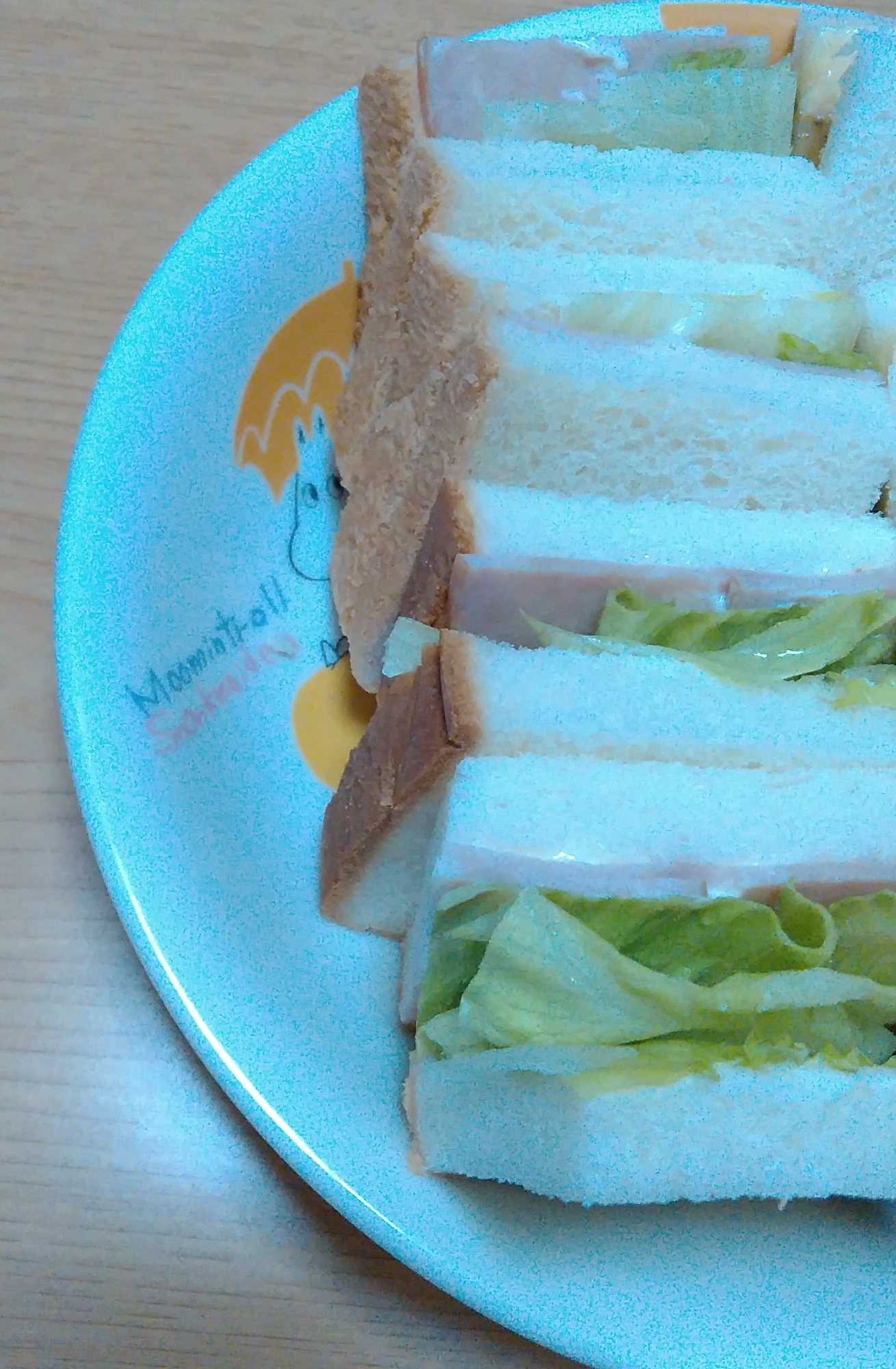 レタスとハムのシンプルサンドイッチ