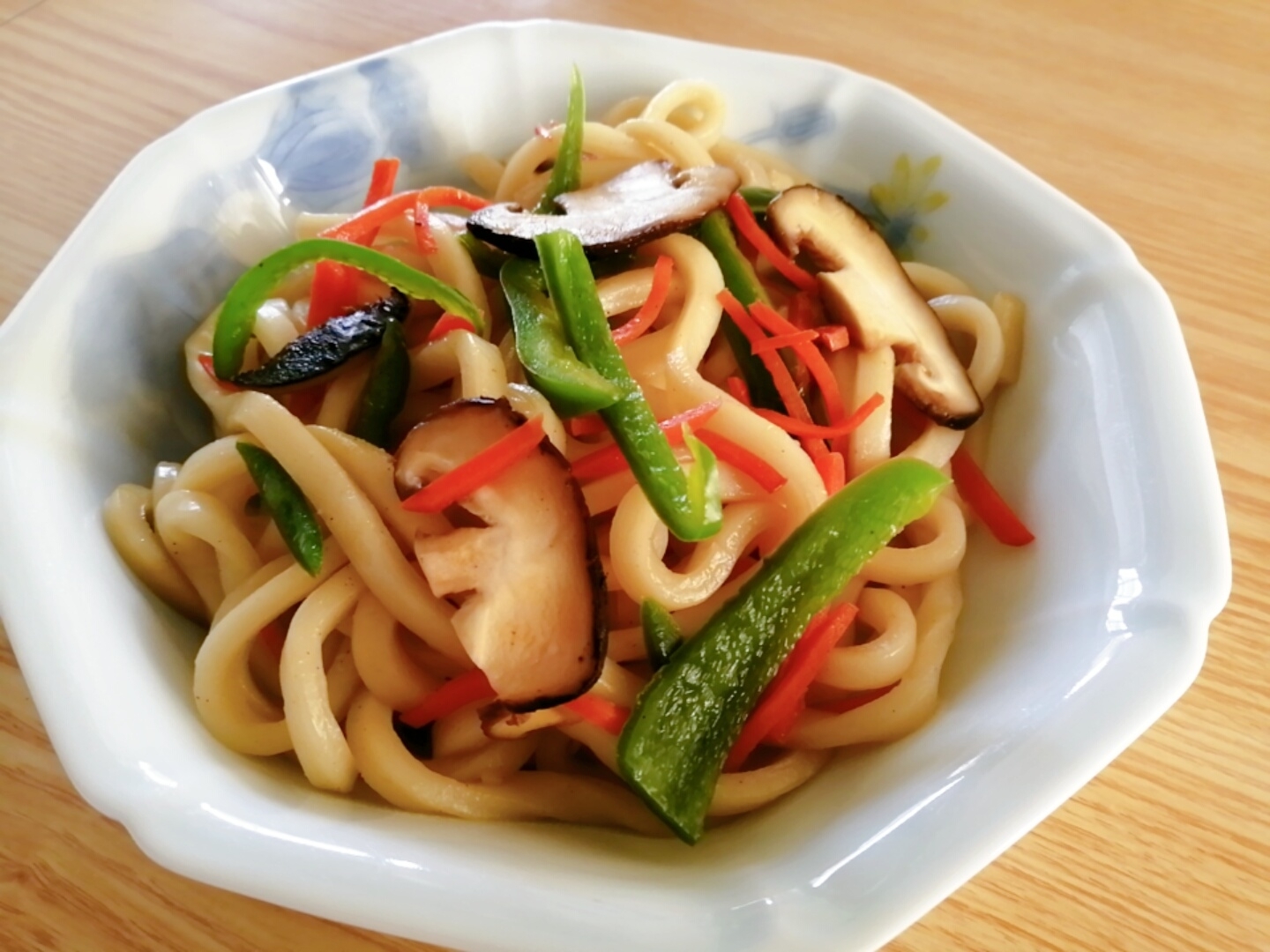 人参とピーマンと椎茸の焼きうどん