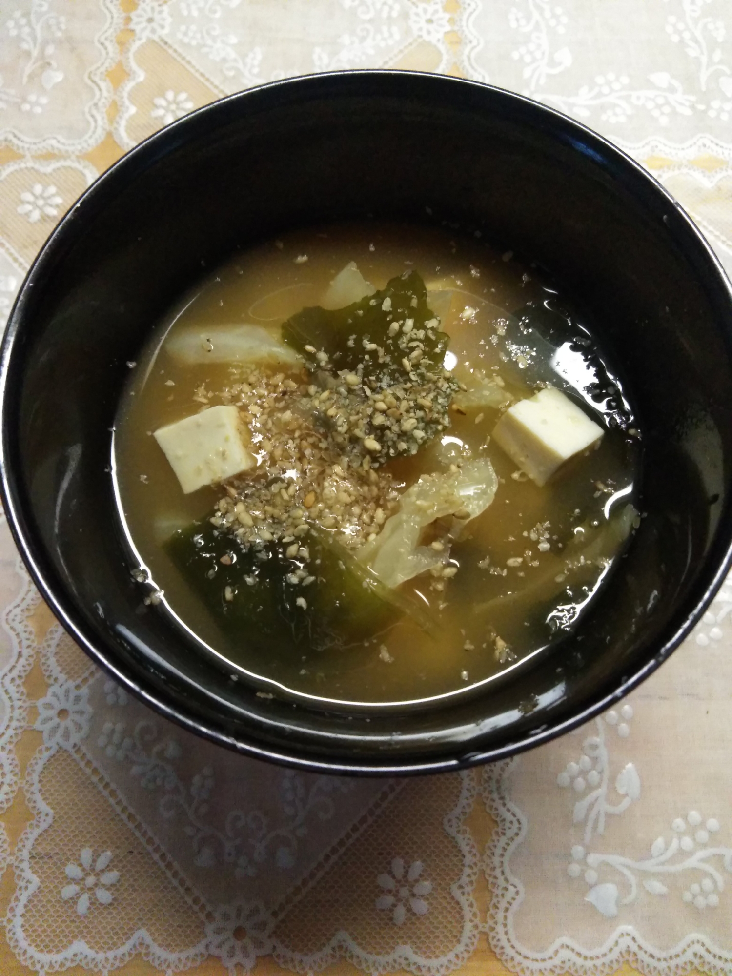 豆腐とわかめのごま味噌汁