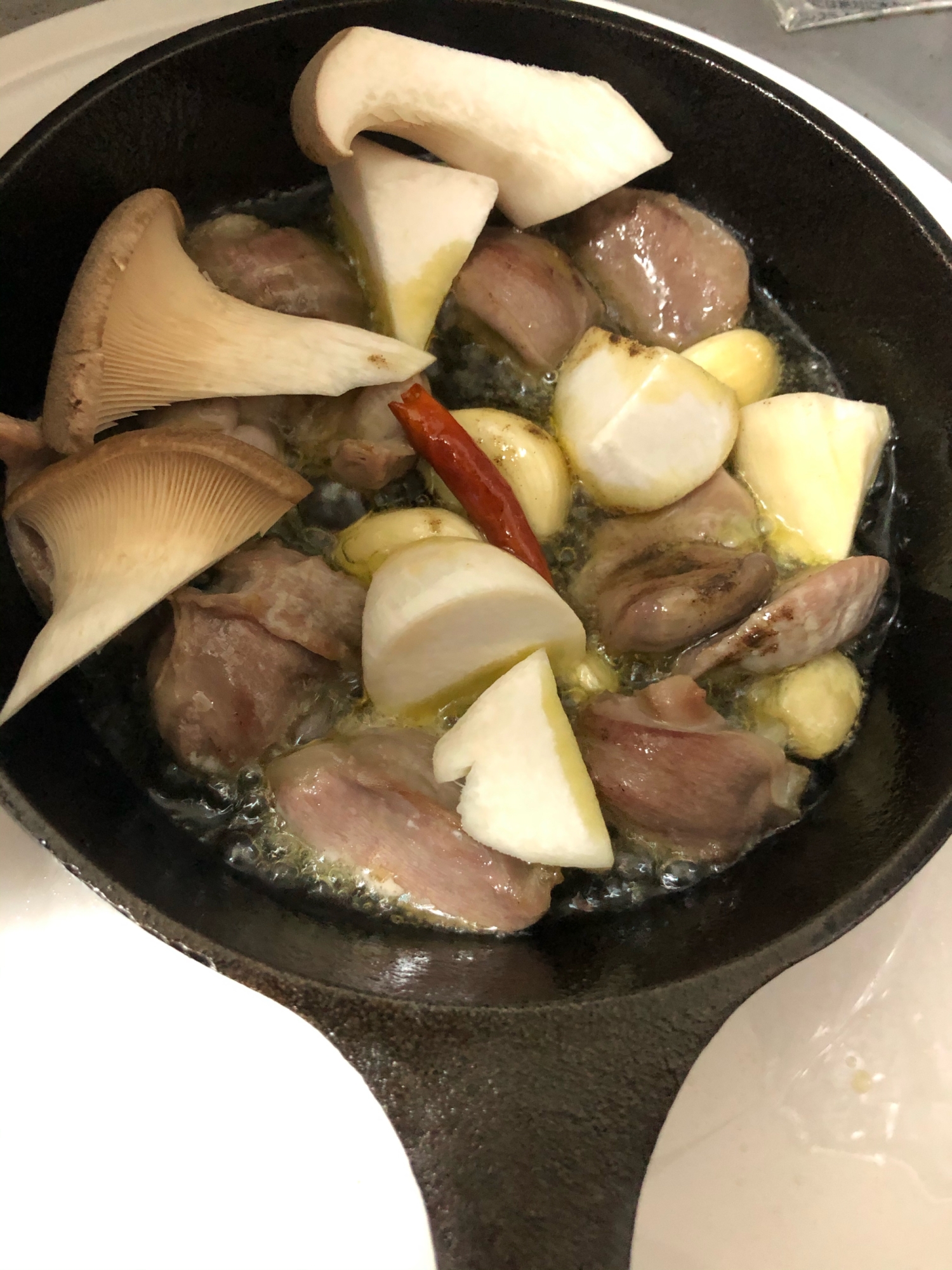 スキレットに入った砂肝とエリンギのアヒージョ