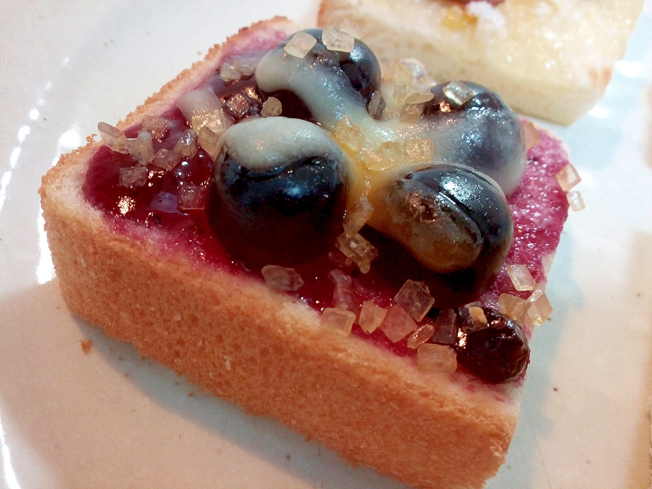 ブルーベリージャムとグレープグミのミニトースト