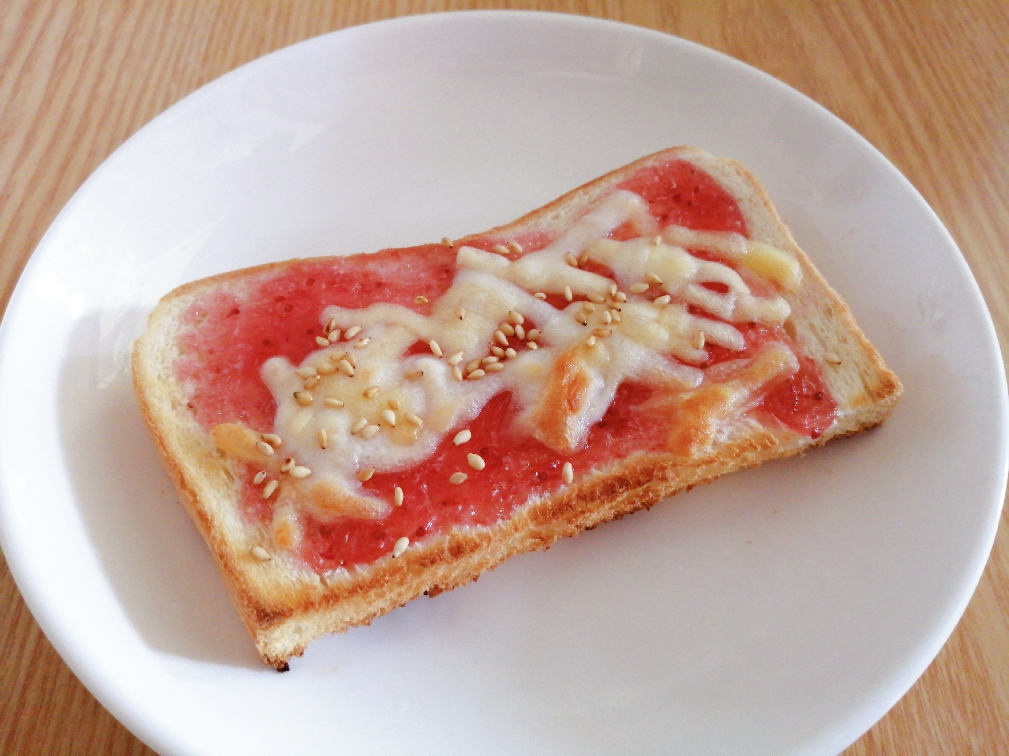苺ジャムとチーズとごまのトースト