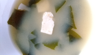 白味噌で作るお豆腐とワカメのお味噌汁