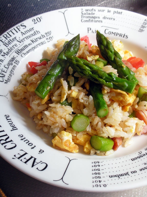 グリーンアスパラとトマトと卵の彩り炒飯♪