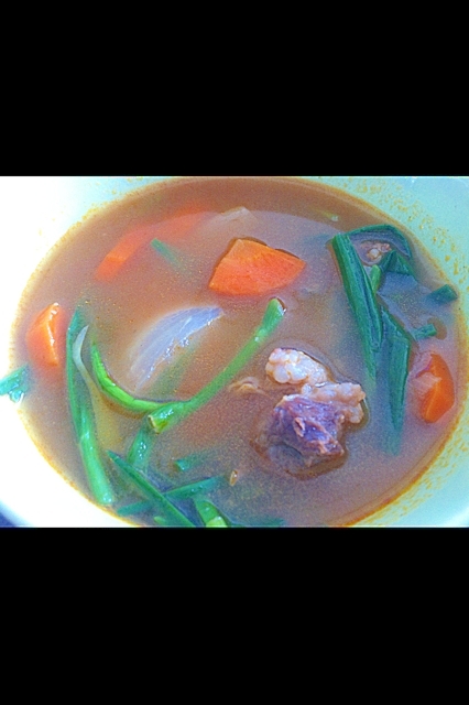 ニンニクの葉と牛肉のトマトスープ