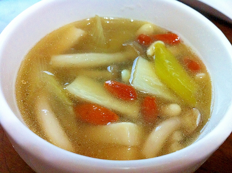 体の芯から暖まる☆キノコと鶏肉の薬膳スープ