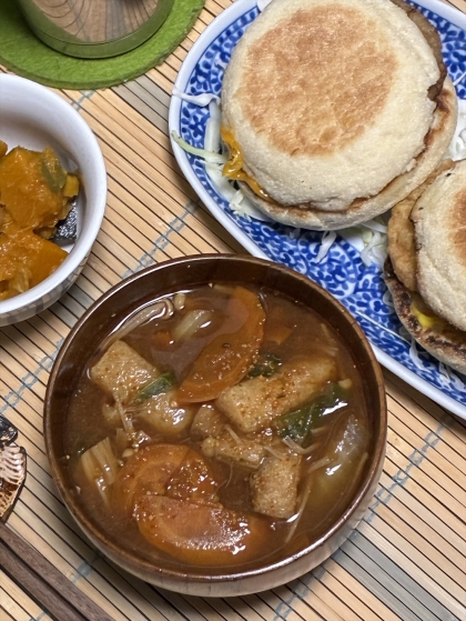 白菜とにんじんとえのきと油揚げの味噌汁