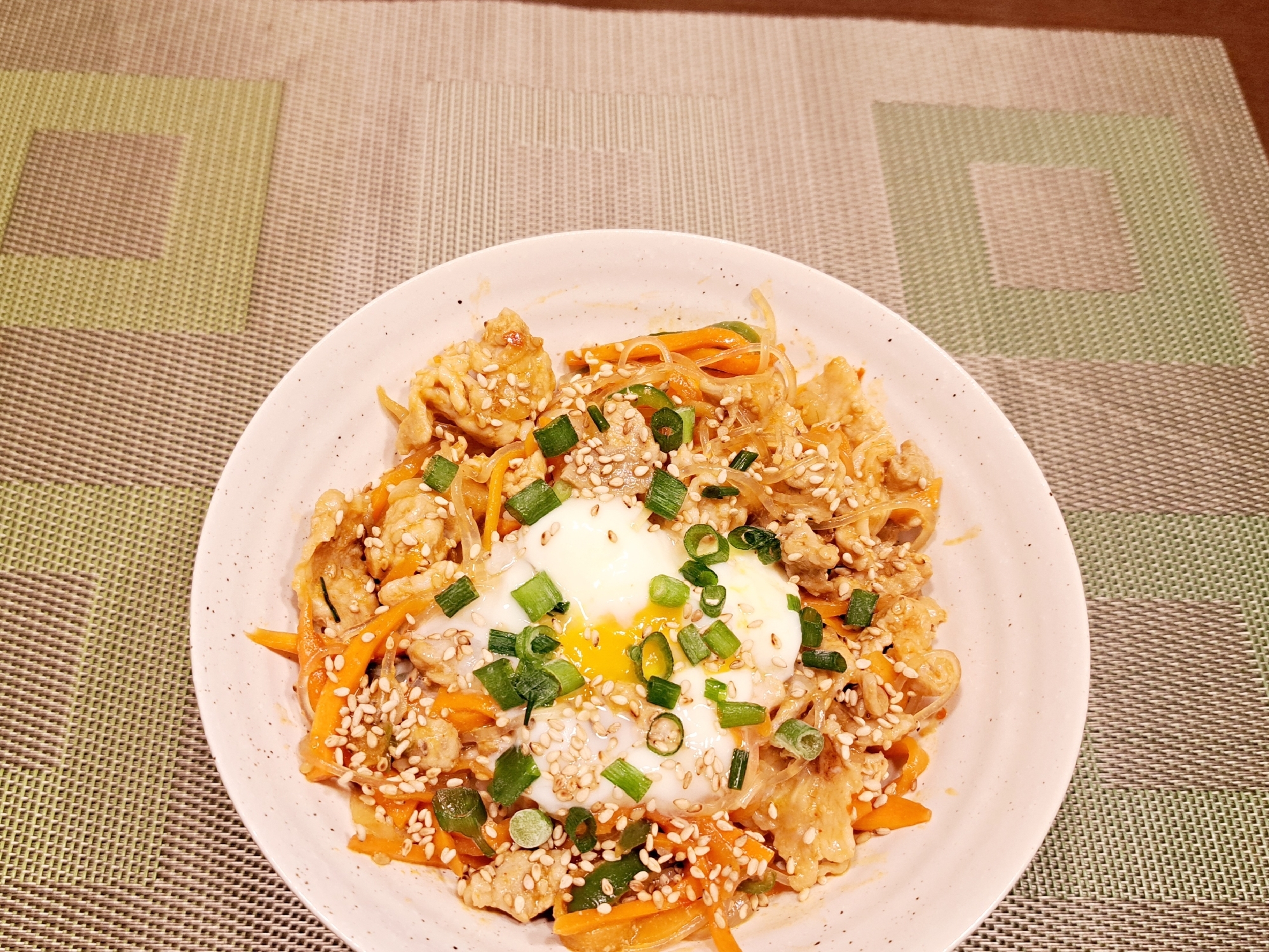 簡単！チャプチェ丼 温泉卵添え