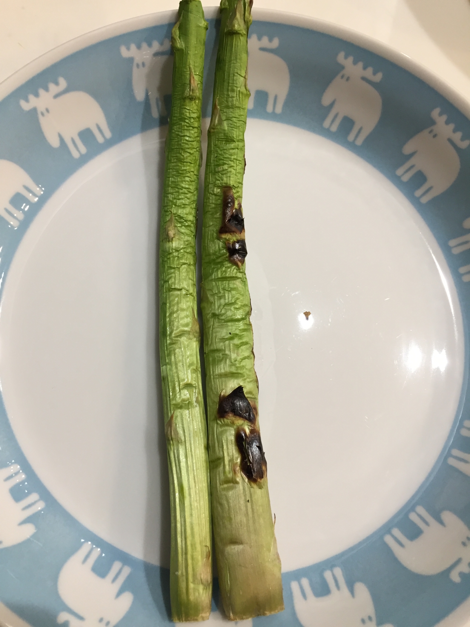 フライパンでごま油炒めの丸ごとアスパラ！