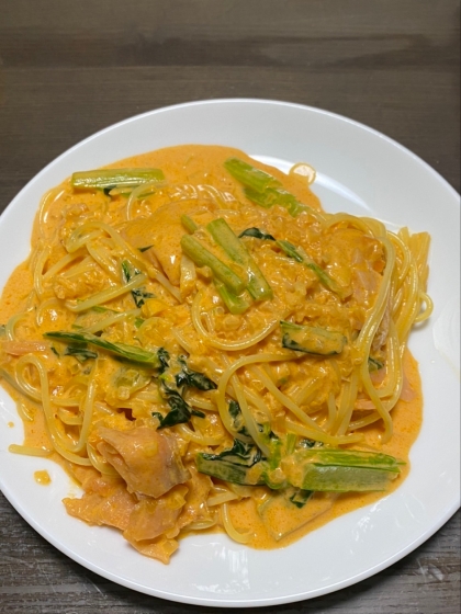 スモークサーモンと小松菜のトマトクリームパスタ